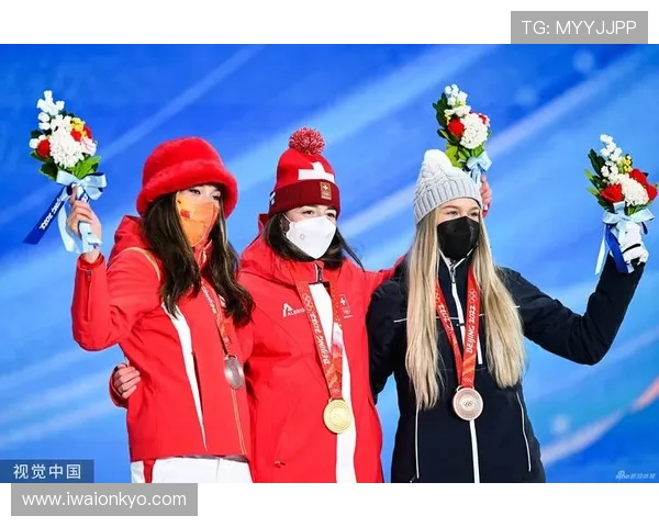 谷爱凌坡障夺牌微笑点亮颁奖台